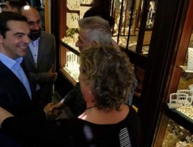 Έμπορος Λήμνου: «Δεν μπαίνει αρσενικιά γάτα στο μαγαζί» - Τσίπρας: «Μόνο γυναίκες; - Να έρθω να μείνω εδώ» (βίντεο)